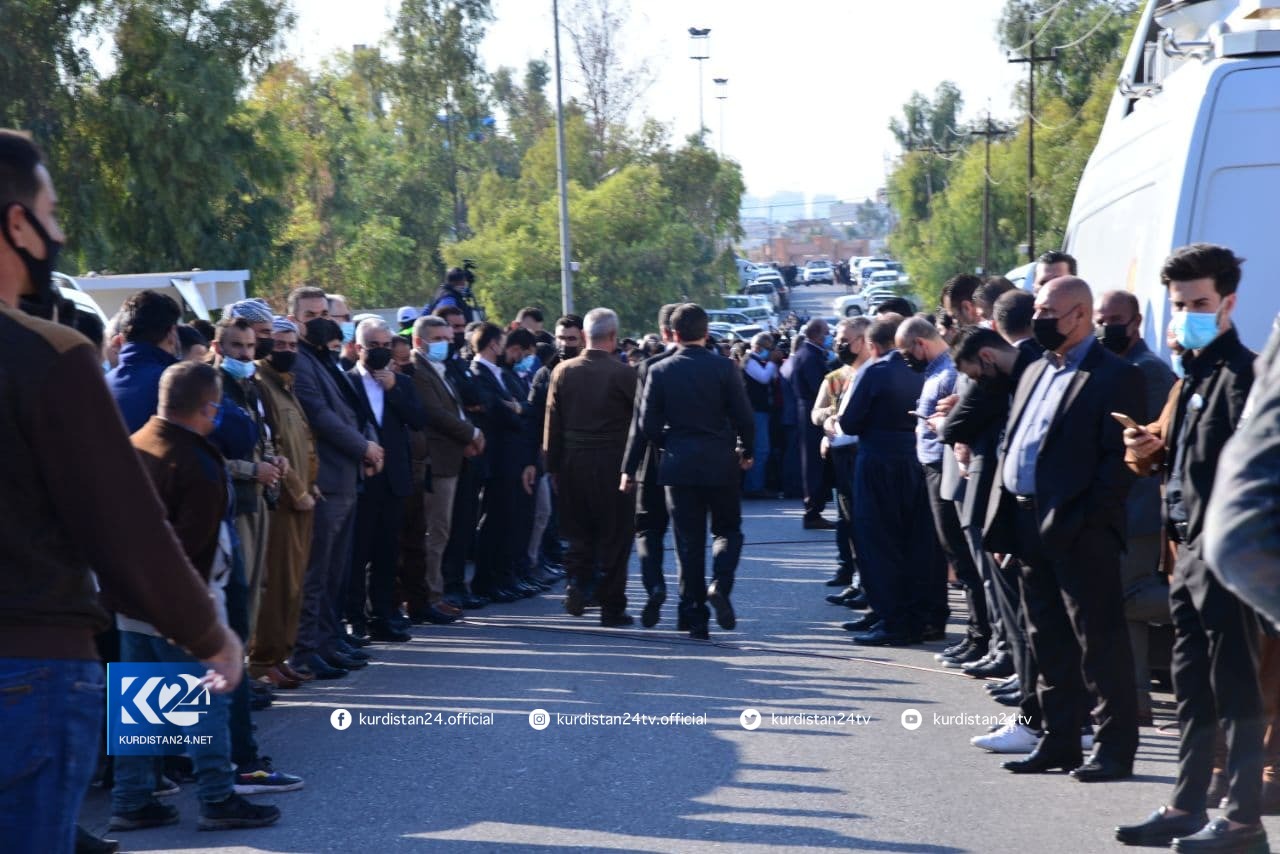 بەوێنە... هەزاران هاووڵاتی لە چاوەڕوانیی تەرمی فرسەت سۆفیدان 